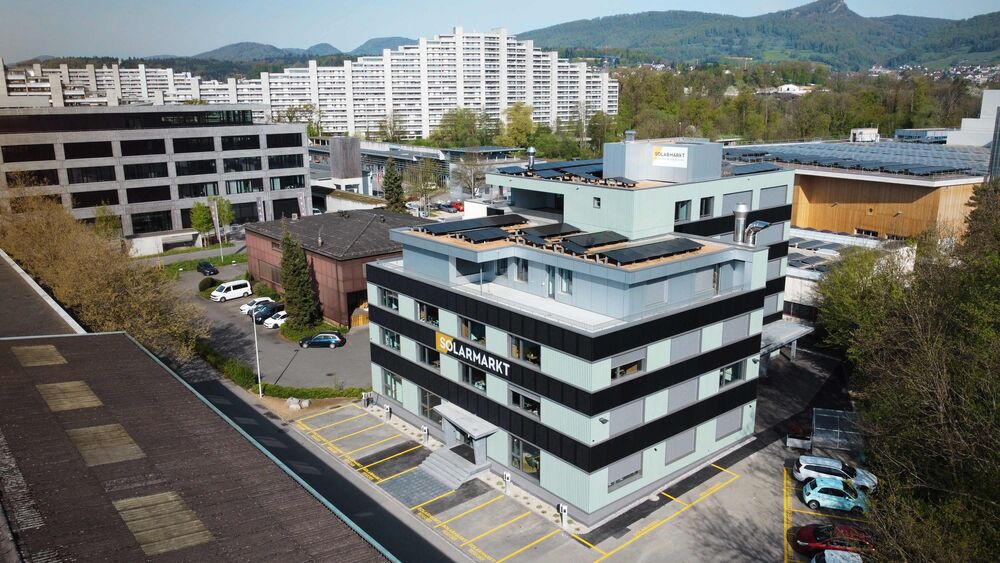 Luftaufnahme mit integrierter Dach- und Fassaden-Photovoltaik.